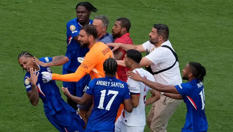Dev Finalde Şok Gelişme: Teknik Direktör ve Futbolcu Arasında Yumruklaşma!