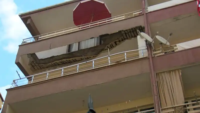 Güngören'de Şok Edici Olay: Beş Katlı Binanın Balkonu Çöktü!