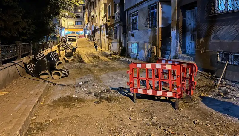 Bayrampaşa'da Altyapı Çalışmaları Sırasında Rögar Kapağı Patladı, Olay Yerinde Panik Hâkim!