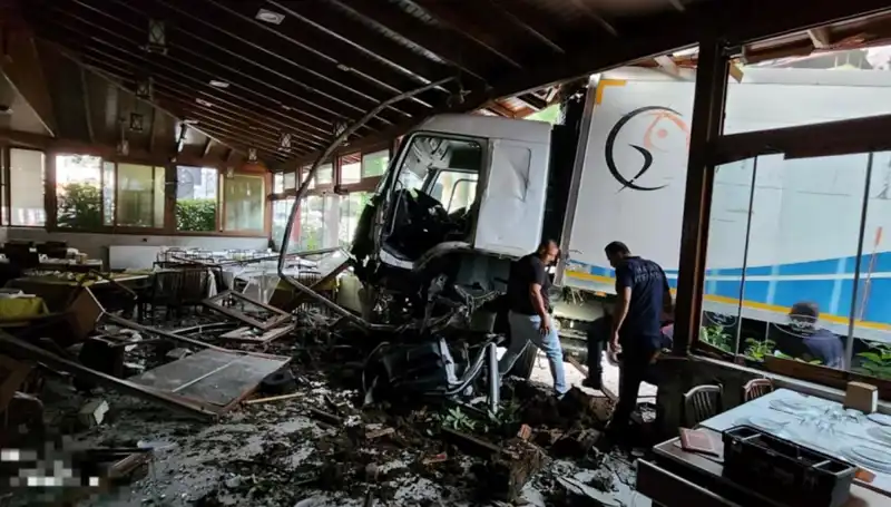 Freni Boşalan Kamyon, Restoranın Kapısından Girdi: O Anlar Kameralara Yansıdı