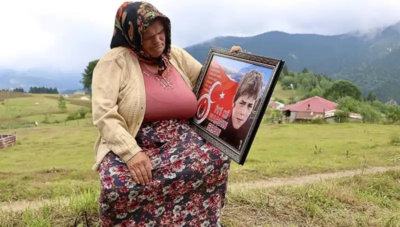DEM Parti’den Eren Bülbül’ün Annene Duygusal Bayram Ziyareti