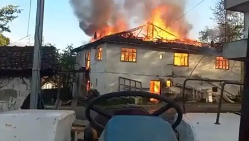 İki Katlı Evdeki Büyüleyici Yangın, Mahalleyi Sarstı
