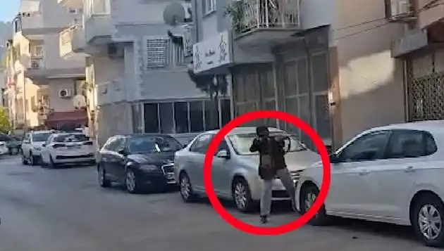 İzmir'de Yaşanan Şok Edici Saldırı: Çatışma Anları Güvenlik Kamerasında