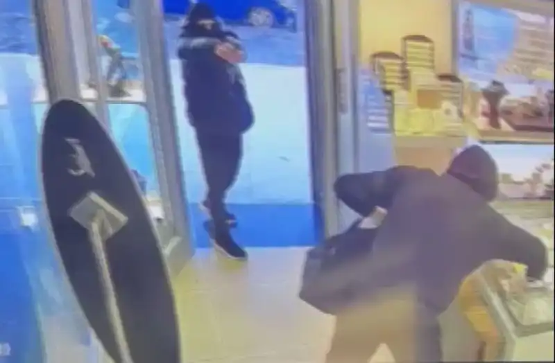 Ümraniye'de Silahlı Soygun Girişimi: 5 Maskeli Şüpheli Suçüstü Yakalandı