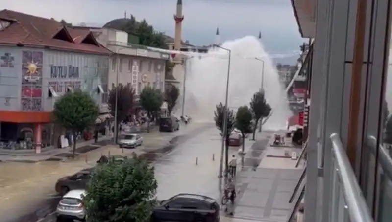 İçme Suyu Hattı Patladı, Şehirde Su Fıskiyesi Gibi Yükseldi!