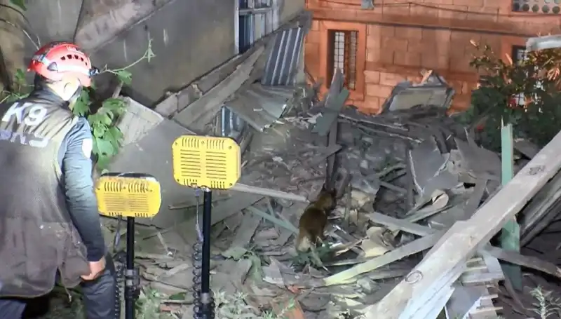 İstanbul'da Sarsıcı Depremin Ardından Bina Çöktü: Can Kaybı ve Yaralılar Var