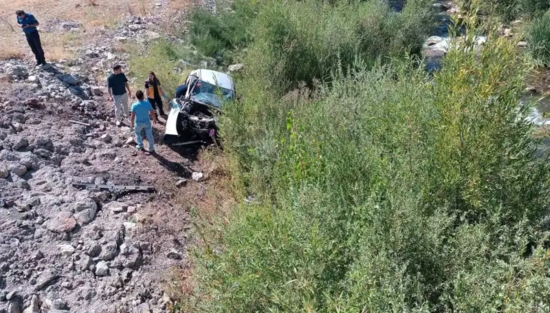 Sivas'ta Otomobil Dere Yatağına Düştü: İki Kişi Hayatını Kaybetti
