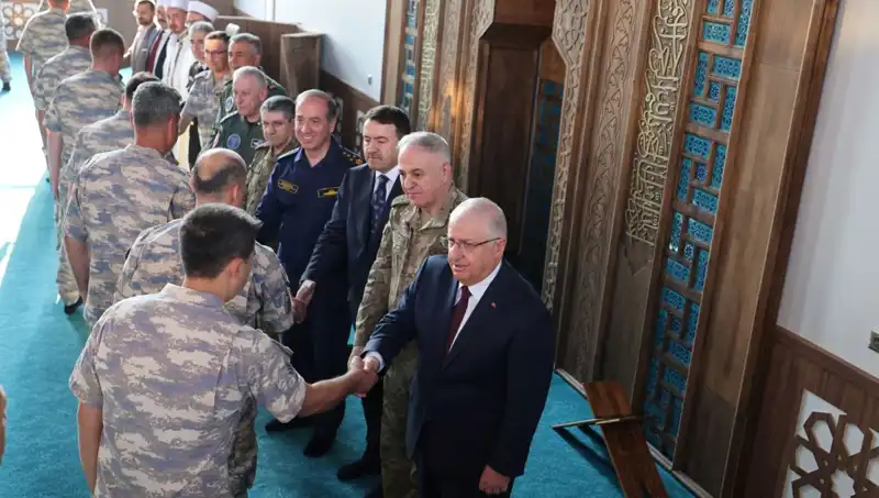 Yaşar Güler, Mehmetçikle Bir Araya Gelerek Bayram Coşkusunu Paylaştı