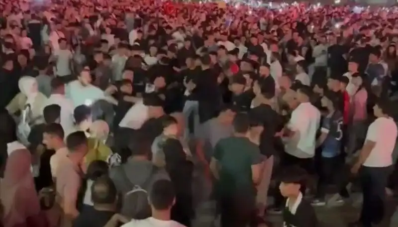 ** Eğlencenin Yerini Alan Kaos: Konserde Bıçaklı Kavga! Üç Yaralı Var **