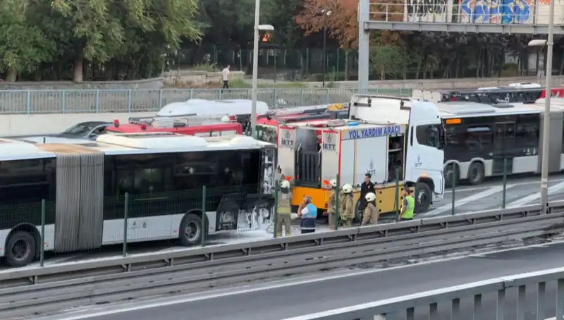 İstanbul'da Metrobüs Alev Alev Yandı, Trafik Kilitlendi!