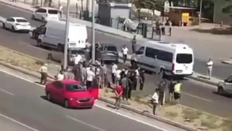 Yola Dikkatsizce Çıkan Yaya Otomobilin Saldırısına Uğradı!