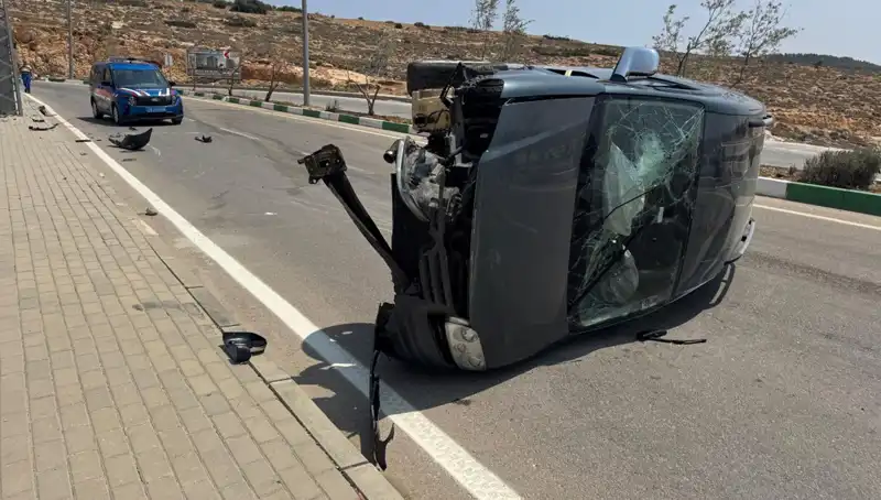 Kilis'te Ticari Araç Devrildi, 4 Kişi Yaralandı