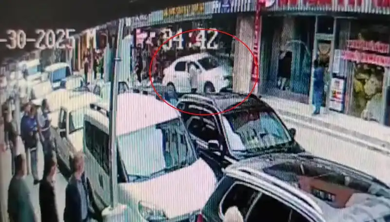 Alkollü Sürücü Mağaza Duvarını Aştı, İki Çocuk Hayatını Kıl Payı Kurtardı