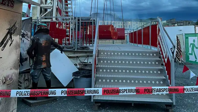 Salıncak Reklam Direklerine Çarptı: İhmal ve Şansın Birleşimi
