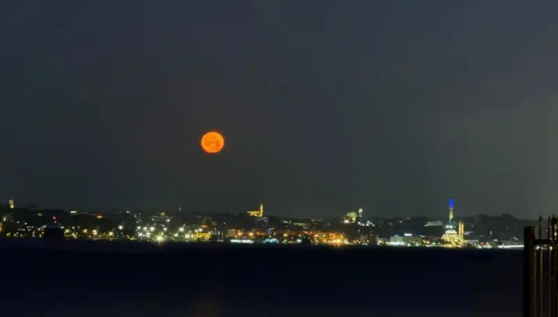 İstanbul'da Çilek Dolunayı: Göz Alıcı Manzaralar Eşliğinde Şehri Aydınlattı