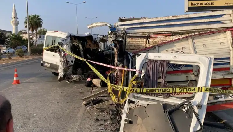 Mersin'de Tatil Yolunda Yaşanan Trafik Kazası: İki Ölü, 10 Yaralı