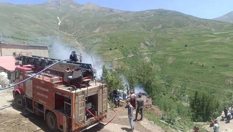 Van'daki Feci Yangında Bir Çocuk Hayatını Kaybetti