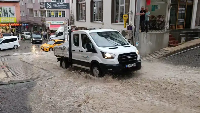 Kısa Sürede Yaşanan Sağanak, Şehirde Su Baskınlarını Beraberinde Getirdi