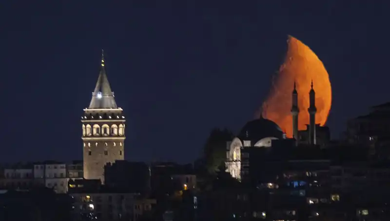 İstanbul'da Yarım Ay Geceleri: Şehrin Büyüsü ve Gizemleri