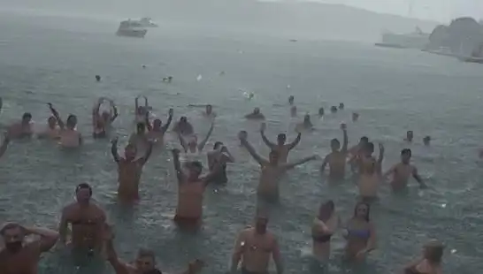 İstanbul Bebek'te Yağmura Rağmen Denize Girenleri Şaşkına Çeviren Pazar Manzarası