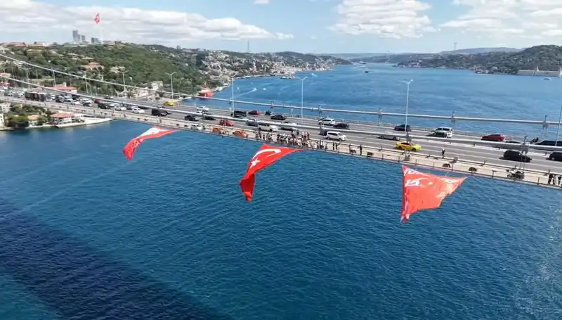 Dev Türk Bayrağı, Köprüye Asıldı: Ulusal Coşku Zirveye Ulaştı