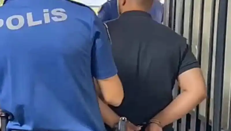 İzmir'de Görevdeki Polise Saldıran Şahıs Tutuklandı: Olayın Perde Arkası