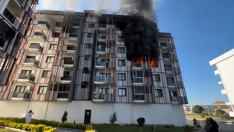 Çanakkale'de Sabahın İlk Işıkları: Yangınla Uyanan Mahallede Korku Dolu Anlar