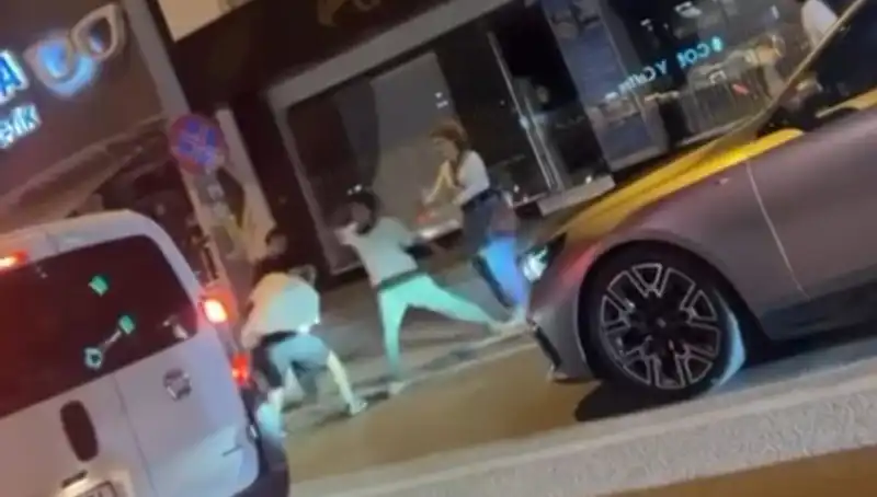 Dikkat Çekici Cadde Boks Mücadelesi: Yumruklar Havada Uçuştu!