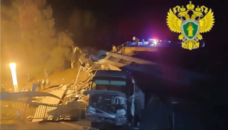Rusya'da Feci Kaza: İki Köprü Çöktü, Trenler Raydan Çıktı ve 7 Kişi Hayatını Kaybetti