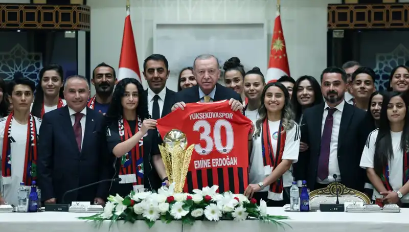 Cumhurbaşkanı Erdoğan Yüksekovaspor Kadın Futbol Takımı'nı Kabul Etti: Feminin Gücüne Vurgu