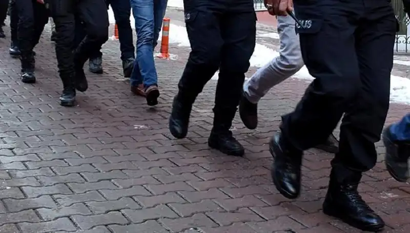 Antalya'da Silah Kaçakçılarına Dev Operasyon: 15 Gözaltı ve Çok Sayıda Ele Geçirilen Silah