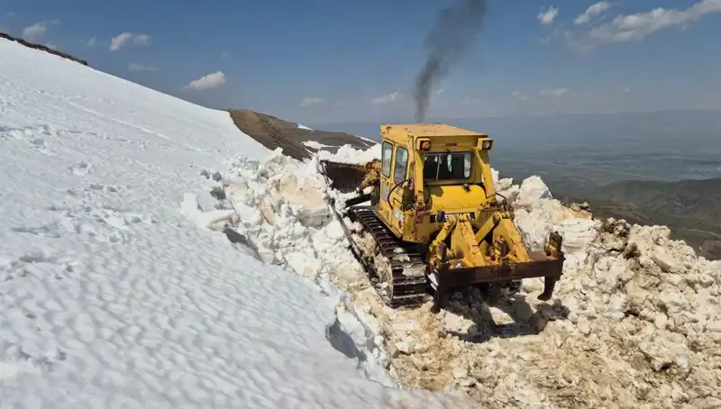 Nisan Ayında Yaşanan 2 Metrelik Kar, Yol Açma Çalışmalarını Zora Soktu